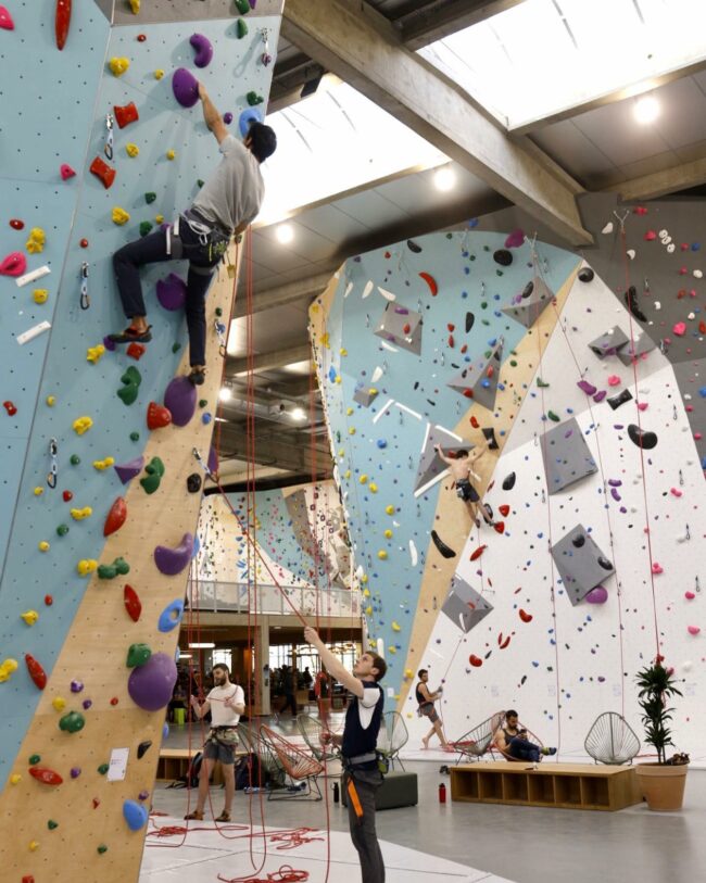 Intérieur de la salle d'escalade Climb Up à Aubervilliers